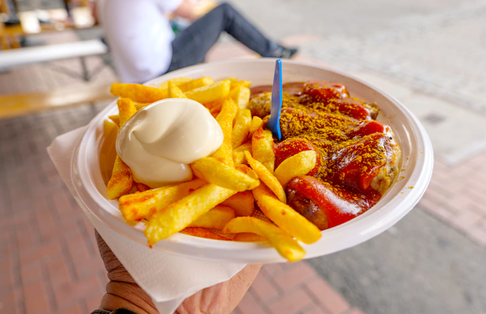 Hidangan Sosis Khas Jerman, Currywurst (Gambar dari Peeradontax &ndash; www.shutterstock.com)