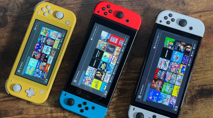 Switch Lite (kiri), Switch (tengah), dan OLED Switch: tiga Nintendo Switch yang tersedia saat ini. (cnet.com)