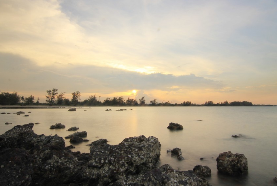Menyaksikan matahari terbenam di Pantai Pasir Padi menjadi hal yang menyenangkan ketika berada di sini