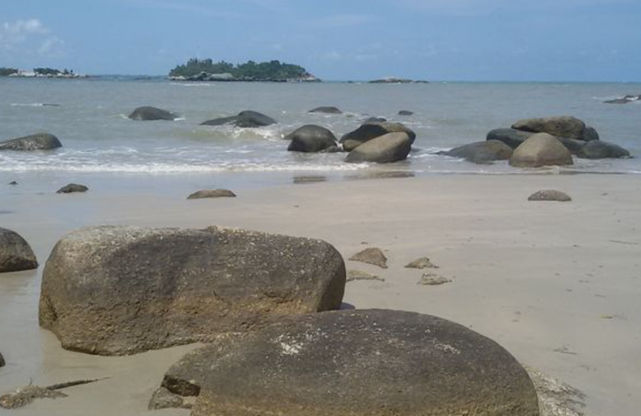 Pantai Penyusuk di Kecamatan Belinyu, Bangka, Kepulauan Bangka Belitung dengan ciri khas hamparan bebatuan granit.(KOMPAS.com/HERU DAHNUR)