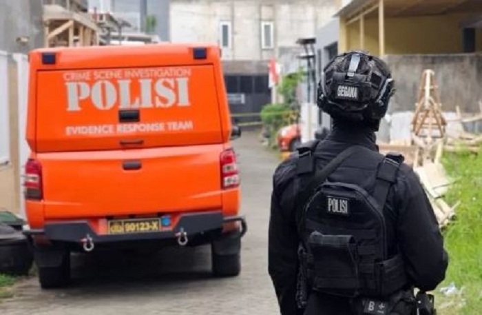 Petugas Gegana berjaga di dekat rumah di Dusun Jeding, Desa Junrejo, Kecamatan Junrejo, Kota Batu, Kamis (1/8) yang diduga dihuni oleh tiga terduga teroris. (Ananto Pradana/Antara)