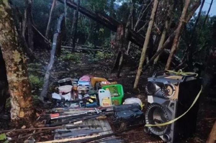 Sejumlah alat bukti KKB yang diamankan Aparat TNI Satuan Tugas Batalyon Infanteri 133/Yudha Sakti. (Yuvensius Lasa Banafanu/Antara)