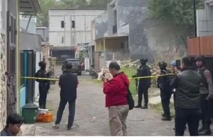 Tangkapan layar Densus 88menangkap tiga orang terduga teroris di Junrejo Kota Batu. (Dimas Nur/JawaPos.com)