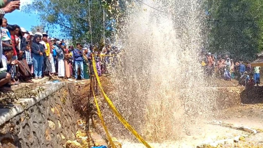 Semburan air diduga campur gas dari sumur bor di Sampang melebar (Foto: Kamaluddin/detikJatim)