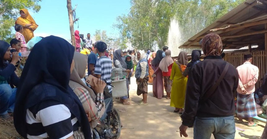 Situasi di sekitar semburan air sumur bor di Sampang yang menjadi wisata dadakan. (Foto: Kamaluddin/detikJatim)
