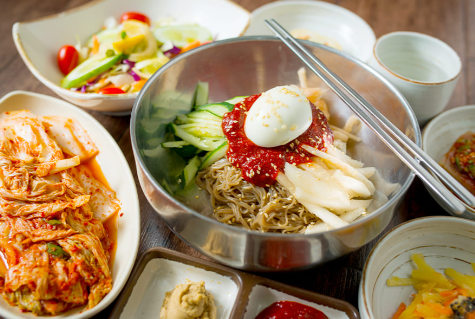 Hidangan Mie Khas Korea, Lengkap dengan Banchan (Gambar dari Ekapot Chaiwimol &ndash; www.shutterstock.com)