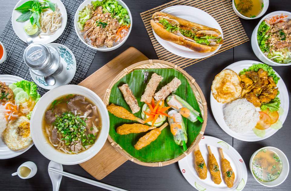 Beragam Hidangan Khas Vietnam (Gambar dari Ong Kuan Han &ndash; shutterstock.com)