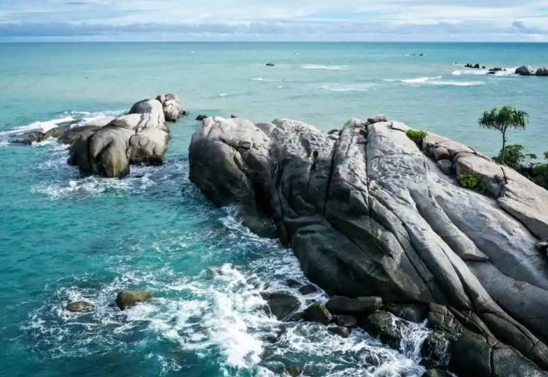 Menjelajahi Keindahan Pantai Penyabong di Belitung dengan Sepeda