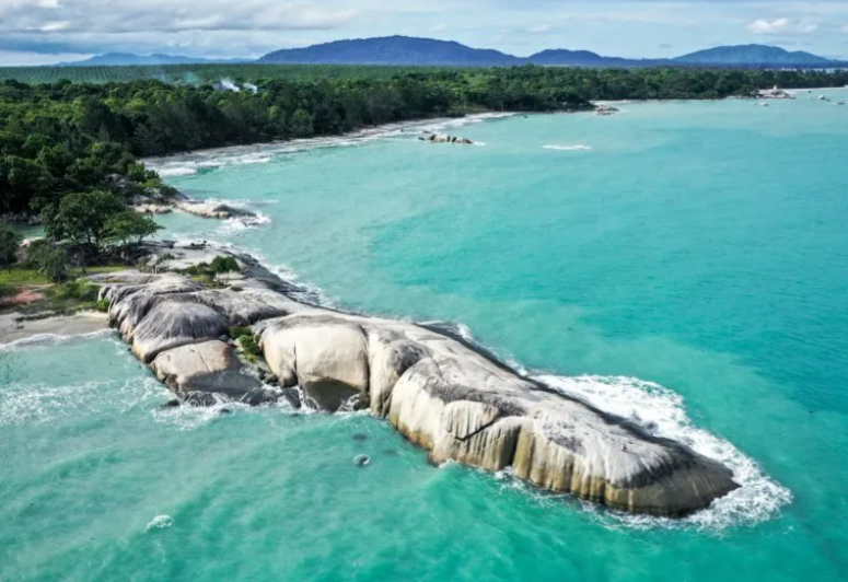 Pantai Penyabong