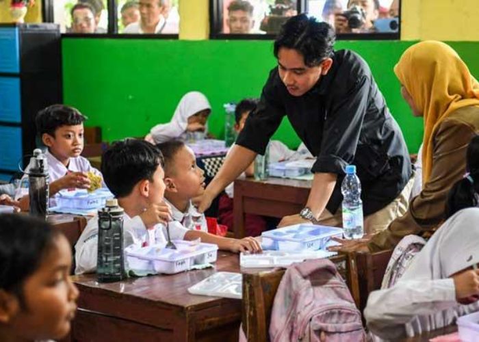 Wakil Presiden terpilih Gibran Rakabuming Raka meninjau uji pelaksanaan makan siang gratis pada siswa  di SDN 4 Tangerang, Kota Tangerang, Banten, Senin 5 Agustus 2024