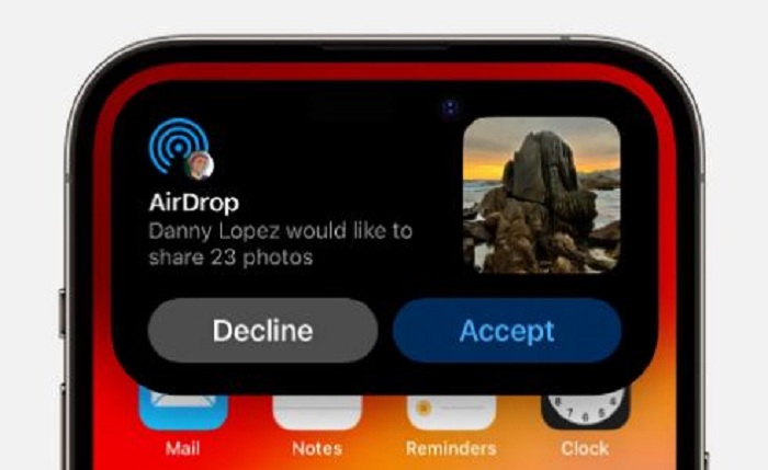 Ilustrasi berbagi file pengguna Apple dengan AirDrop. (Apple)