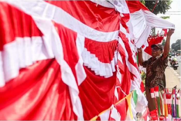 Pedagang musiman bendera Merah Putih di kawasan Pasar Minggu, Jakarta Selatan, Rabu, (31/7/2024). (Salman Toyibi/Jawa Pos)
