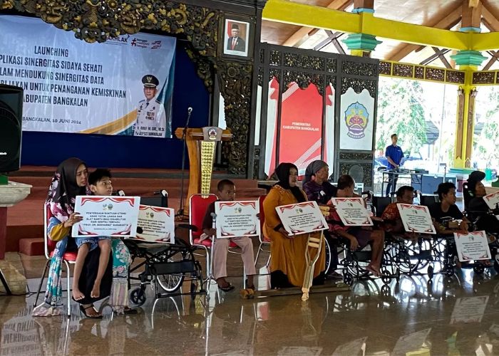Sejumlah KPM penyandang disabilitas menerima bantuan dari Dinsos Bangkalan pada Rabu (10/7).