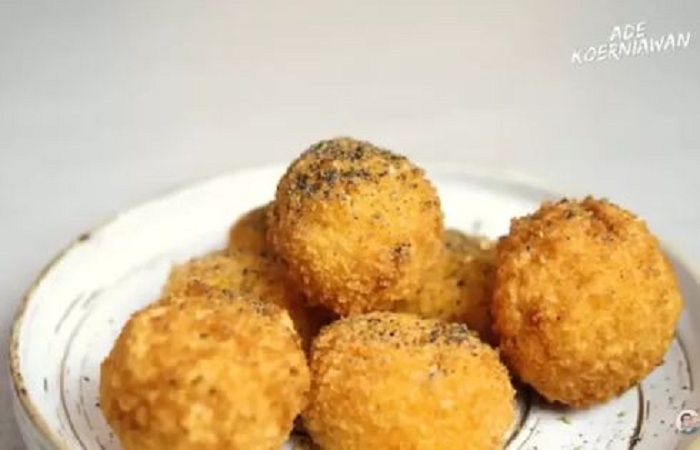 Resep Potato Cheese Ball yang Enak dan Mudah Dibuat di Rumah (Foto: YouTube Ade Koerniawan)