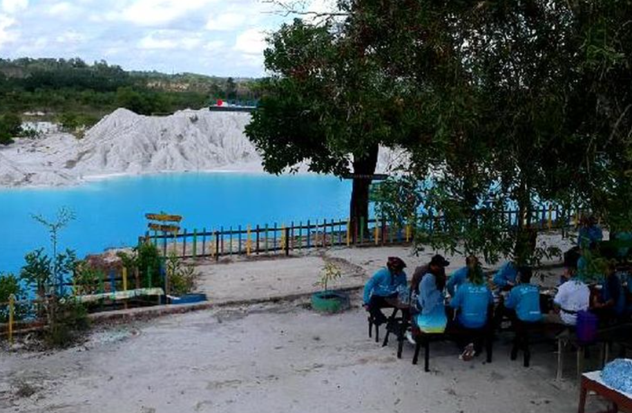 Danau Kaolin di daerah Nibung, Bangka Tengah.(KOMPAS.com/HERU DAHNUR)
