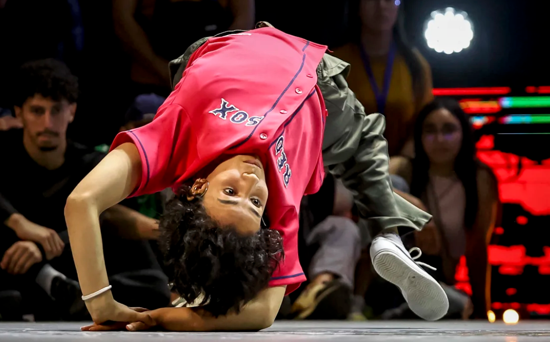 Fatima Zahra El Mamouny dari Maroko berkompetisi selama Kejuaraan Benua Afrika WDSF Breaking di Rabat, Mei 2023. Fadel Senna/AFP via Getty Images