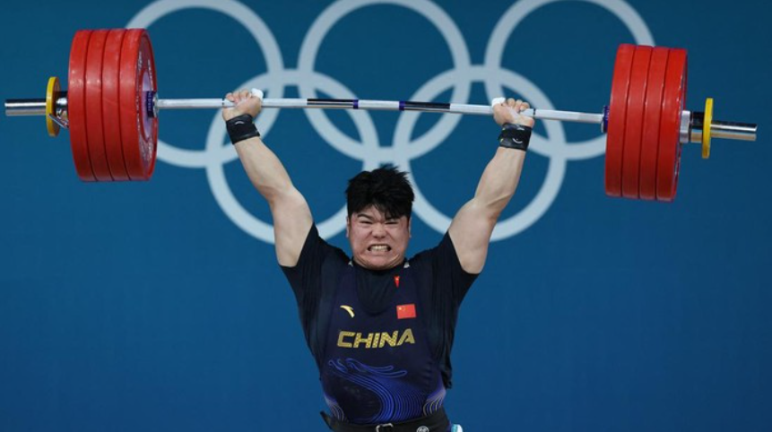 Liu Huanhua meraih emas untuk China di nomor angkat besi 102kg. Foto: REUTERS/Amanda Perobelli