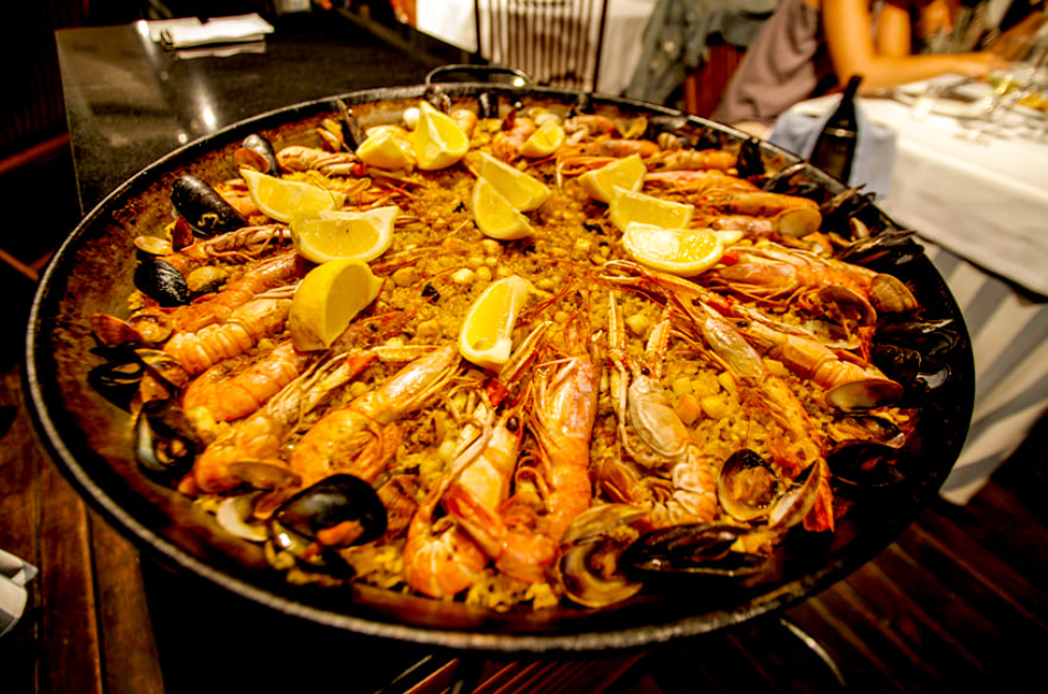 Paella, Hidangan Khas Spanyo (Gambar dari Ayotography &ndash; www.shutterstock.com)