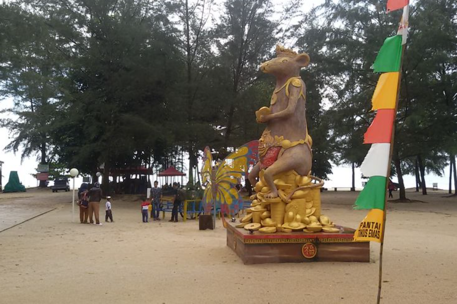 Pantai Tikus Emas di jalur lintas timur Kabupaten Bangka, Sabtu (8/6/2019).(KOMPAS.com/HERU DAHNUR)