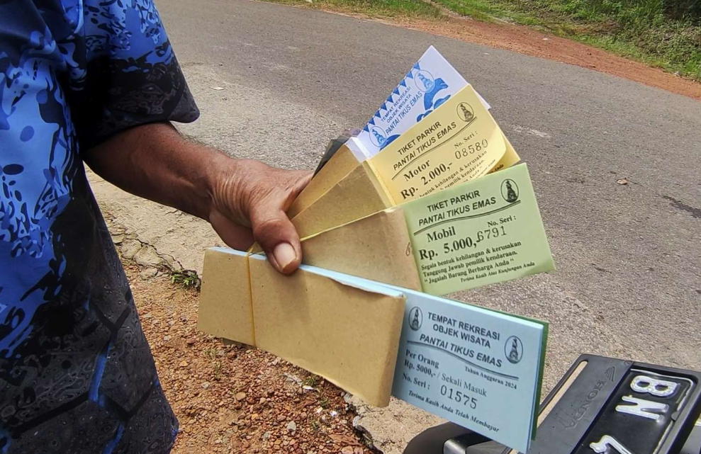 Penjaga tiket Pantai Tikus Emas sedang melayani pengunjung. (Foto: Irwan Aulia Rachman)