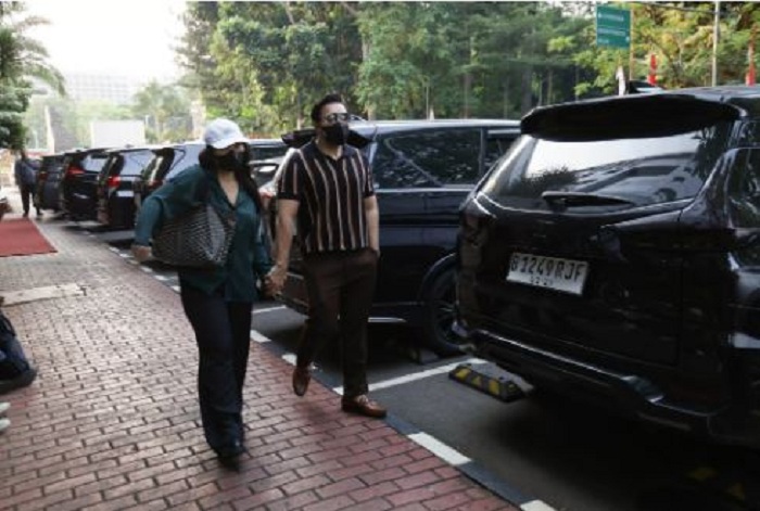 Penyanyi David Bayu mendampingi anaknya Audrey Davis saat menjalani pemeriksaan di Polda Metro Jaya, Jakarta Selatan, Selasa (6/8/2024). (Imam Husein/Jawa Pos)
