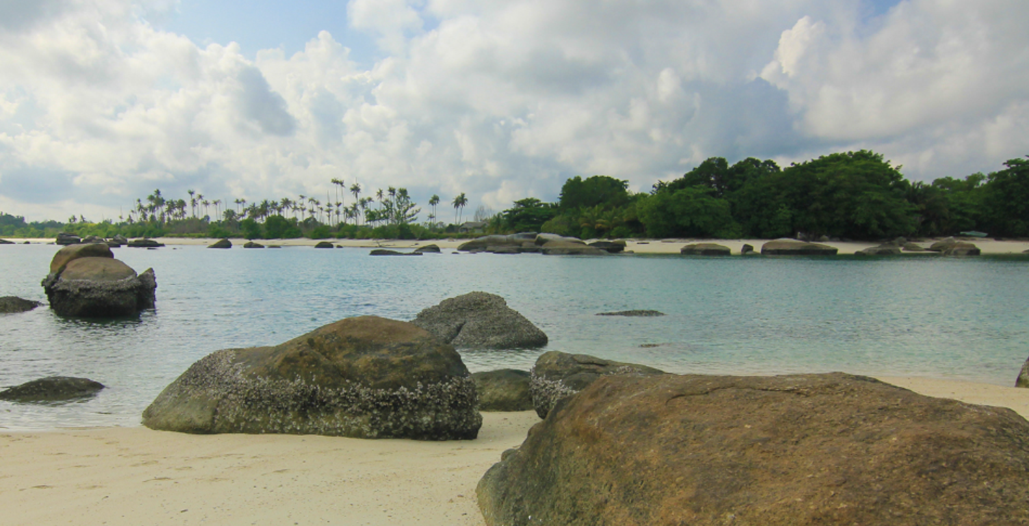 Pulau Batu Berlayar Keindahan Tersembunyi di Sekitar Pantai Tanjung Kelayang