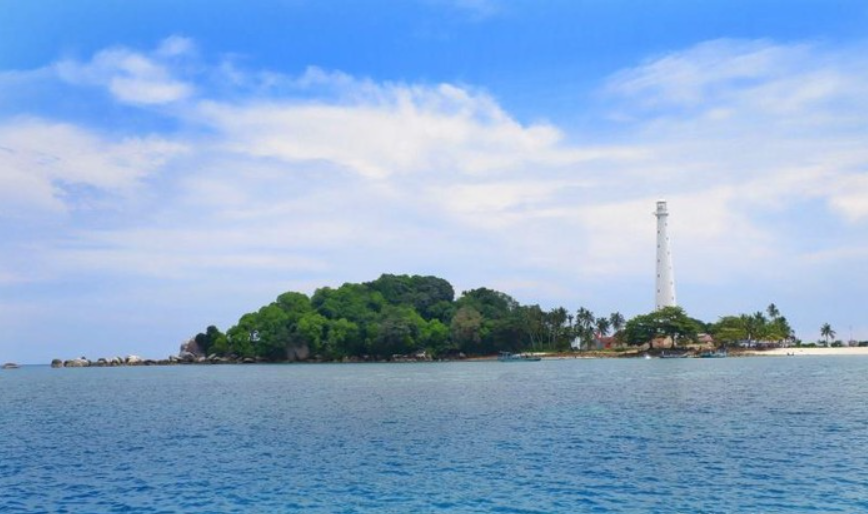 Menggapai Langit di Mercusuar Pulau Lengkuas Destinasi Wajib di Belitung