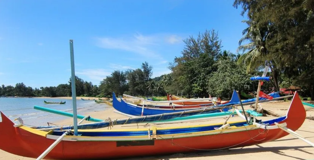 Keindahan dan Aktivitas Menarik di Pantai Serdang, Belitung Timur