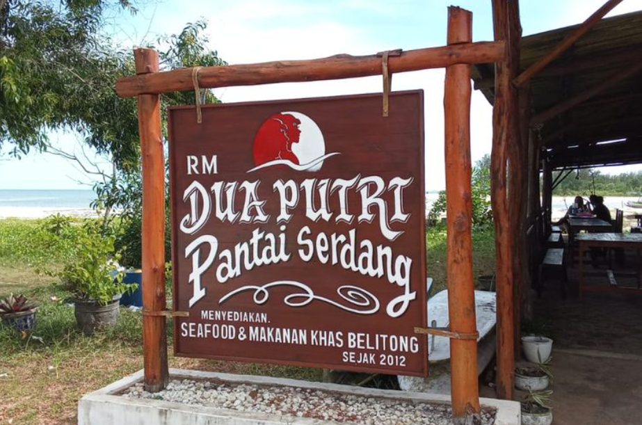 Papan nama rumah makan di Pantai Serdang, Belitung Timur, Kepulauan Bangka Belitung, Sabtu (17/2/2024).(KOMPAS.com/HERU DAHNUR)