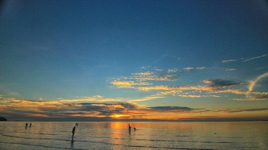 Wisata Belitung  Pantai Tanjung Pendam, Pantai Indah yang Berada di Tengah Kota Tanjung Pandan