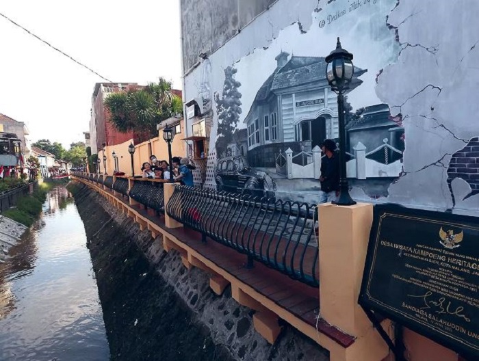 ARTISTIK: Bangunan zaman kolonial yang dirawat dan dipercantik merupakan salah satu objek andalan di Kampoeng Heritage Kajoetangan, Malang. (DARMONO/JAWA POS RADAR MALANG)