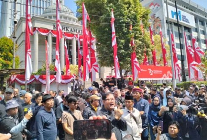 Massa demo kawal putusan MK berorasi di depan gedung Mahkamah Konstiusi, Kamis (22/8). (Abdul Rahman/JawaPos.com)