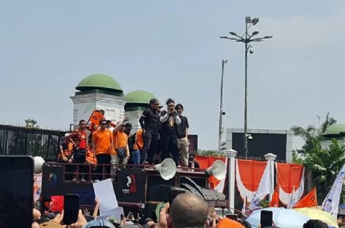 Unjuk rasa di depan Gedung DPR/MPR buntut rencana Baleg menganulir putusan MK terkait syarat pencalonan kepala daerah Pilkada 2024, Kamis (22/8). (Supriyanto/Jawapos)