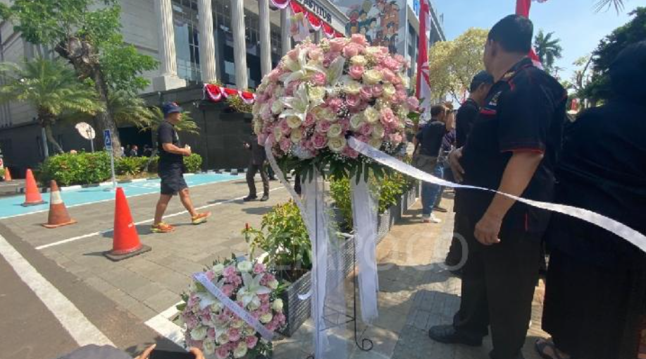 Karangan bunga yang dibawa oleh massa aksi di Gedung Mahkamah Konstitusi (MK), Jakarta Pusat, Kamis, 22 Agustus 2024. TEMPO/Intan Setiawanty