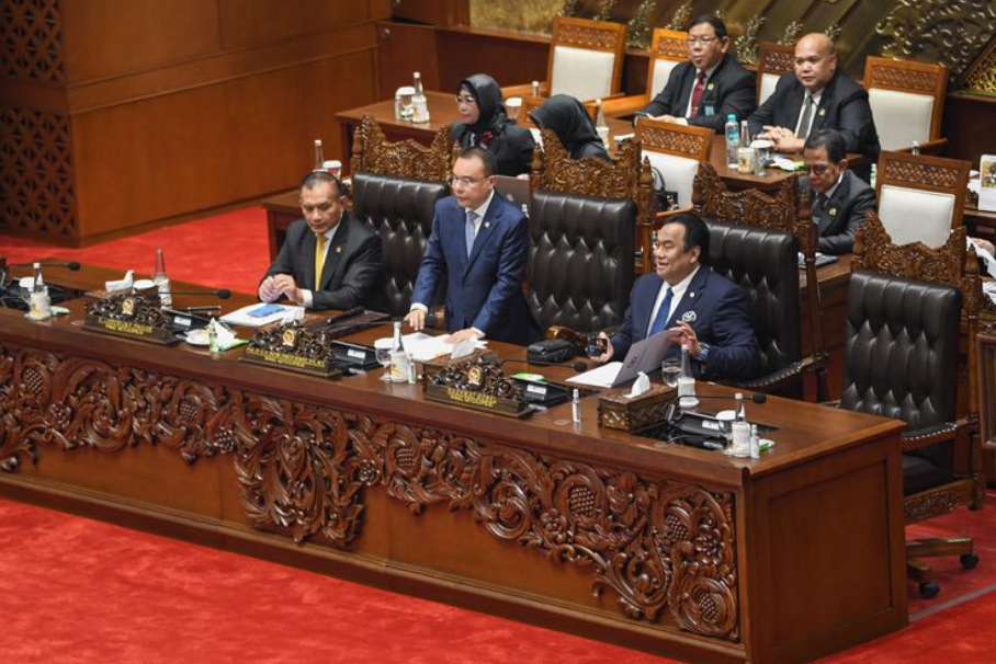 Wakil Ketua DPR Sufmi Dasco Ahmad (tengah) bersama dua Wakil Ketua DPR lainnya Lodewijk Freidrich Paulus (kiri) dan Rachmat Gobel (kanan) beranjak usai menskors rapat paripurna di Gedung Parlemen