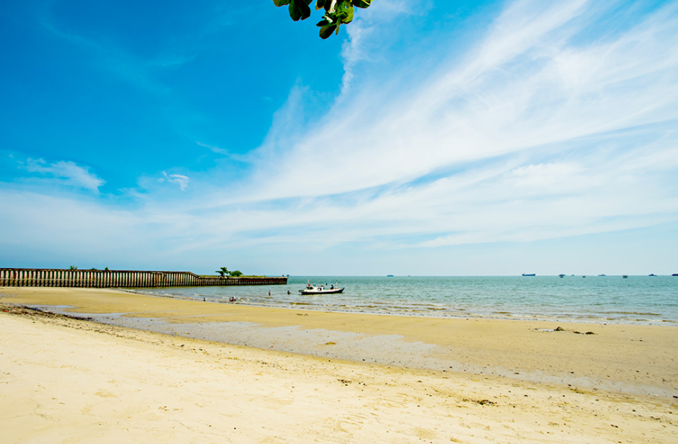 Pantai Monpera (Sony Herdiana &ndash; Shutterstock)