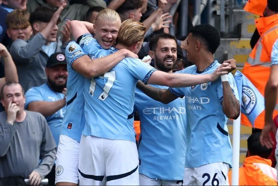 Striker Manchester City asal Norwegia, Erling Haaland, merayakan gol dengan rekan setimnya setelah mencetak gol ketiga pada laga Premier League di Stadion Etihad di Manchester.