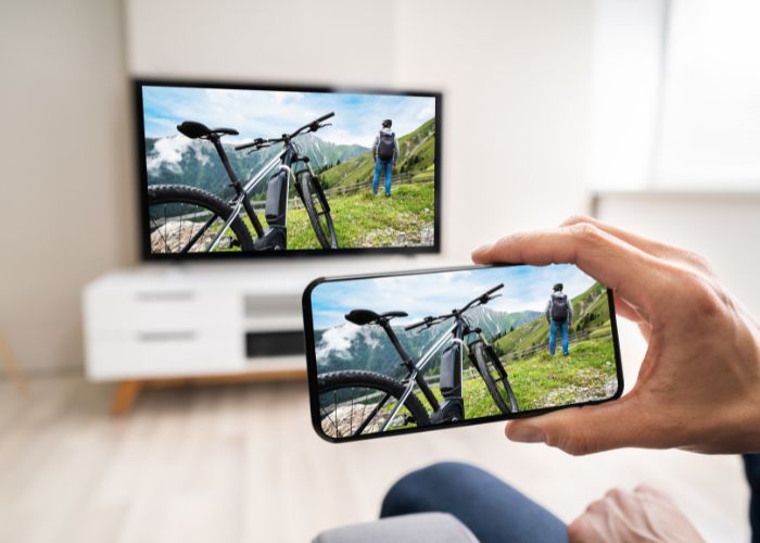 Ilustrasi Menyambungkan HP ke TV