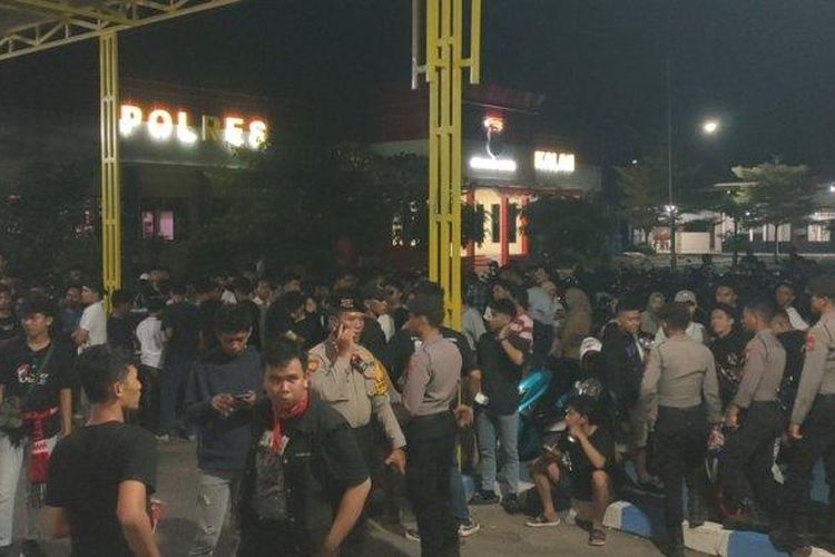 Warga melapor kehilangan ponsel ke Polres Bangkalan, Sabtu (24/8/2024). Sebanyak 70 orang melapor kehilangan ponsel saat konser di Alun-Alun Bangkalan.(TribunMadura/Ahmad Faisol)