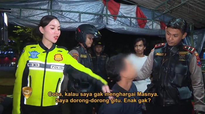Polwan yang dihujat netizen gegara tegur warga Surabaya yang sedang makan disebut tidak sopan. Foto: tangkapan layar)