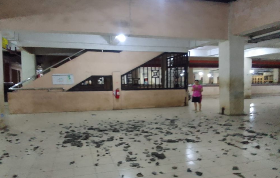 Sejumlah genting di Pasar Induk Prambanan berjatuhan saat terjadi gempa di Jogja, Senin (268 - 2024) malam. Akibatnya, sebagian atap di lantai 4 terlihat bolong.