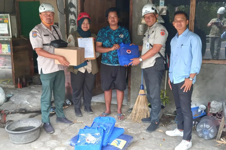 Tim Badan Penanggulangan Bencana Daerah (BPBD) DIY menyalurkan bantuan logistik kepada warga terdampak gempa bumi pada Selasa (27/8/2024) (ANTARA/HO-BPBD DIY)
