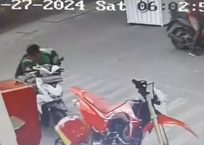pelaku pencuri motor RS komplotan tersangka M Salem terekam kamera CCTV memakai jaket ojek online beraksi di minimarket Jalan Rejosari Benowo Surabaya