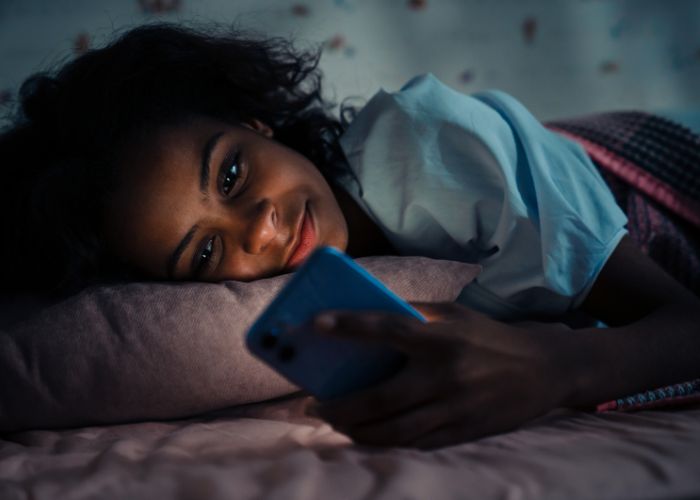 Jangan Isi Daya iPhone di Bawah Bantal Saat Tidur