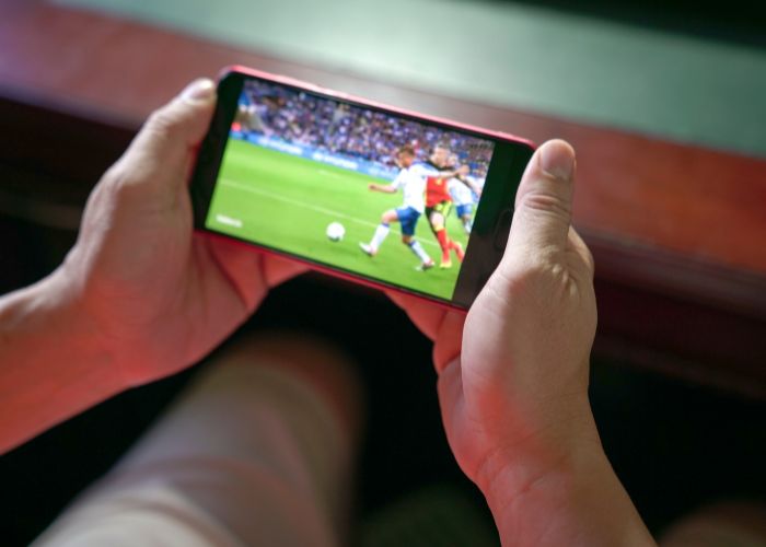 Ilustrasi Menonton TV di Smartphone