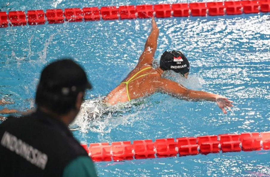 Tim para renang Indonesia menjalani sesi latihan di Aquatics Centre, Saint Denis, Perancis, Minggu (25/08/2024). Indonesia berhasil meloloskan tiga atlet yang akan tampil di Paralimpiade Paris 2024.