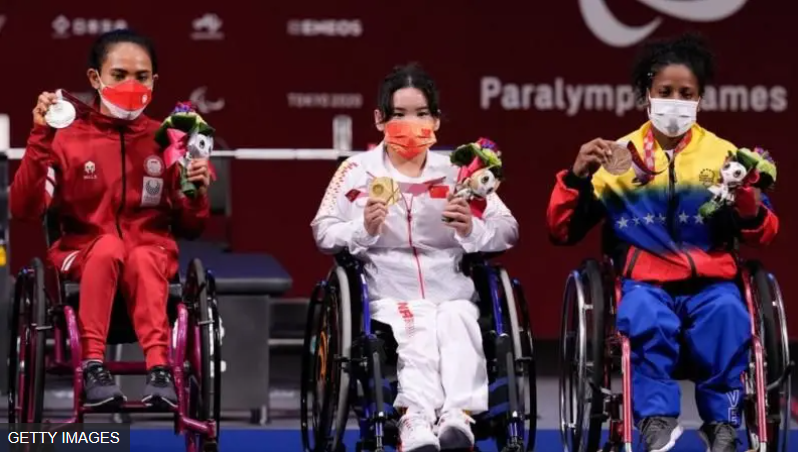 Peraih medali perak Ni Nengah Widiasih, medali emas Guo Lingling, dan medali perunggu Clara Fuentes berfoto setelah final Powerlifting 41 kg di Paralimpiade Tokyo 2020