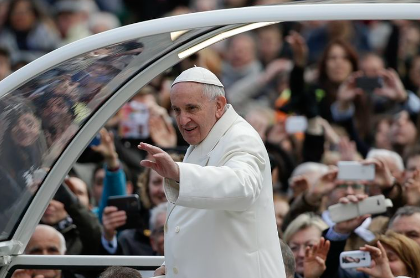 Paus Francis melambaikan tangan ketika dia tiba untuk memimpin audiensi umum mingguannya di Lapangan Santo Petrus di Vatikan, 10 Februari 2016. (REUTERS/Max Rossi) (Max Rossi)