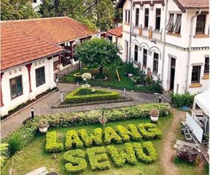 BERBENTUK: Sebuah taman dengan desain tulisan Lawang Sewu menambah nuansa hijau di destinasi. (DINDA JUWITA/JAWA POS)