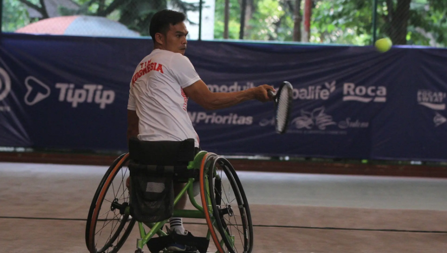 Petenis Agus Fitriadi, saat mengikuti pertandingan eksebisi tenis kursi roda Dash Tennis Tournament di Lapangan Tenis Bulungan, Jakarta, Minggu (18/6/2023). (Foto: Inilah.com/Agus Priatna).
